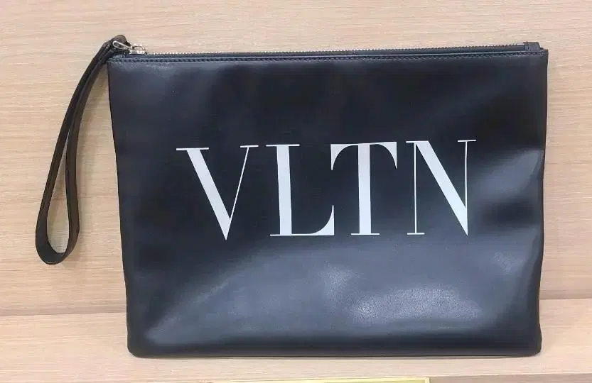 발렌티노 VLTN 지퍼 클러치백 XY2P0299LVN0NO